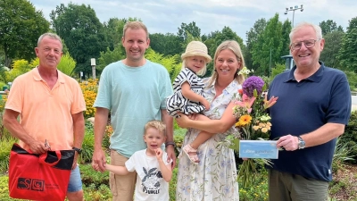 Oberbürgermeister Andreas Feller (1. v. r.) und Gottfried Dirmeier vom Erlebnisbad (1. v. l.) überraschten Familie Krüger aus Regensburg mit einer Familien-Saisonkarte für 2027. (Bild: Andreas Hofmeister)
