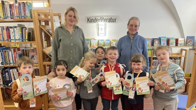 Die Vorschulkinder mit Kindergartenleiterin Kerstin Höller und Büchereileiterin Maria Klobes-Martin (rechts)  (Bild: Heidi Kurz)