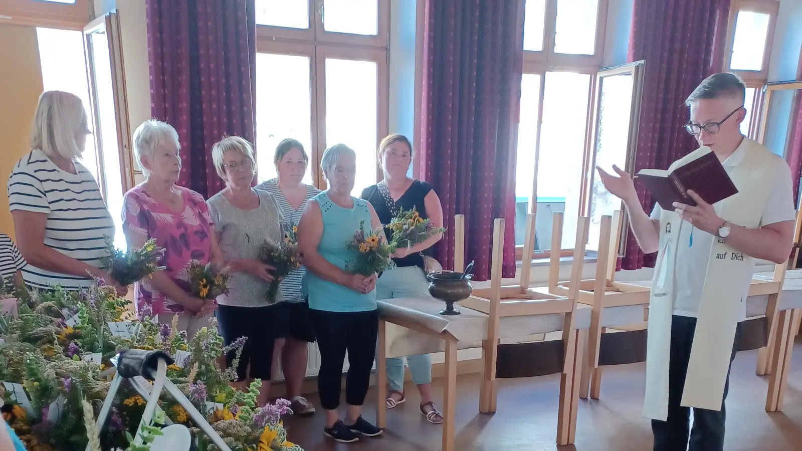 Pfarrer Adam Karolczak segnet die Kräuterbüschel und-kränze. (Bild: Annemarie Woppmann)