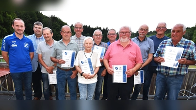 Für 55-jährige Mitgliedschaft beim SV Illschwang wurden bei einem Ehrenabend im Sportheim neun Mitglieder von Bürgermeister Dieter Dehling ( (links), sowie vom Mitglied des Ehrungsausschusses Karl Burger (2. von rechts) geehrt. (Bild: Norbert Weis)