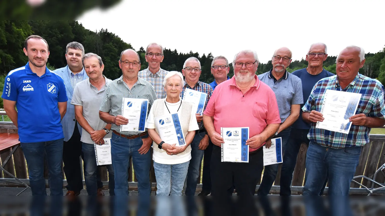 Für 55-jährige Mitgliedschaft beim SV Illschwang wurden bei einem Ehrenabend im Sportheim neun Mitglieder von Bürgermeister Dieter Dehling ( (links), sowie vom Mitglied des Ehrungsausschusses Karl Burger (2. von rechts) geehrt. (Bild: Norbert Weis)