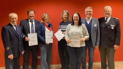 Im Bild von Links 1. Vorsitzender Ralf Püschner, Robert Wolfrum, Kathrin Thoma, Doris Schön, Manuela Zettlmeier, Bürgermeister Franz Stahl, Vertreter des BRK Thomas Seiler. (Bild: Michael Bartsch)