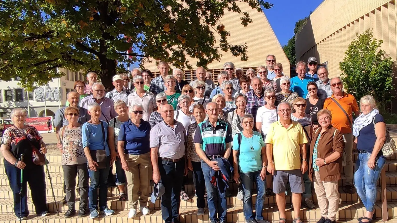 Das Bild zeigt die „fast” vollständige Reisegruppe vor dem Landtagsgebäude in Vaduz-Lichtenstein (Bild: Heinrich Weber)
