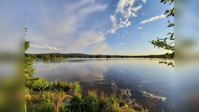 Weißenstädter See mit Blick zum Rudolfstein, Schneeberg und Ochsenkopf im Fichtelgebirge (Bild: Thomas Kern)