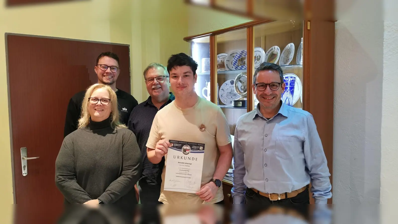 Zur bestandenen Leistungsprüfung durfte sich Benedikt Scharnagl (Mitte) über die Glückwünsche der Zweiten Dirigentin Claudia Hart, von Zweitem Vorstand Christian Schmeller, von Dirigent Franz Bartl und Vorsitzendem Peter Erl (rechts) freuen. (Bild: Musikverein Waldsassen/exb)