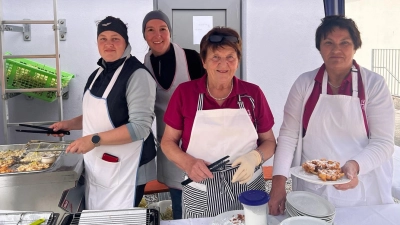 Super verlief ist das Holunderfest des Frauenbundes trotz des windigen Wetters. Fleißig haben die Mitglieder die Hollerkücheln gebacken. Über den großartigen Besuch freuten sich die Mitglieder. (Bild: Moni Rappl)
