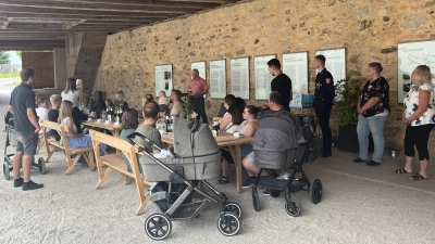 In gemütlicher Runde begrüßte Bürgermeister Max Bindl, im Info- und Begegnungszentrum Schafferhof, die stolzen Eltern mit Ihrem Nachwuchs, sowie die Familienbeauftragte Andrea Schwägerl, Marietta Hofmann von der Eltern Kind Gruppe und den Kommandanten Andreas Schiml für die örtlichen Feuerwehren. (Bild: Melanie Wenisch )