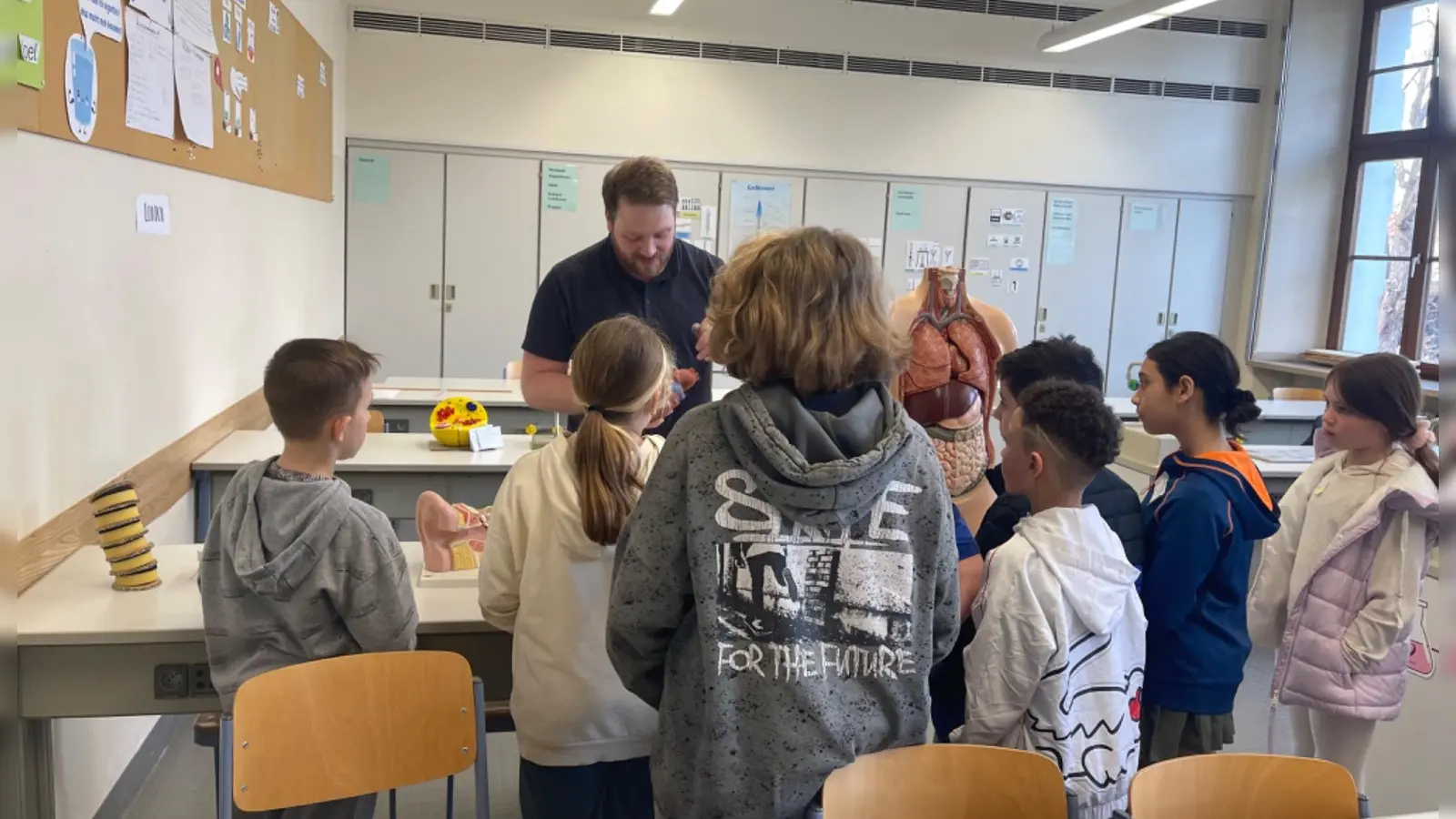 Interessierte Zuschauer bestaunen Experimente im naturwissenschaftlichen Raum der Luitpold-Mittelschule (Bild: Larissa Shields)