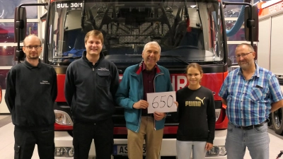 Die Spende wird entgegen genommen. Personen (von links nach rechts): Mario Meidenbauer (2. Vorstand), Andreas Schneider (Jugendwart), Günther Haller, Anna-Lena Uhl (Jugendsprecherin), Armin Buchwald (Kommandant). (Bild: Julian Schatz)