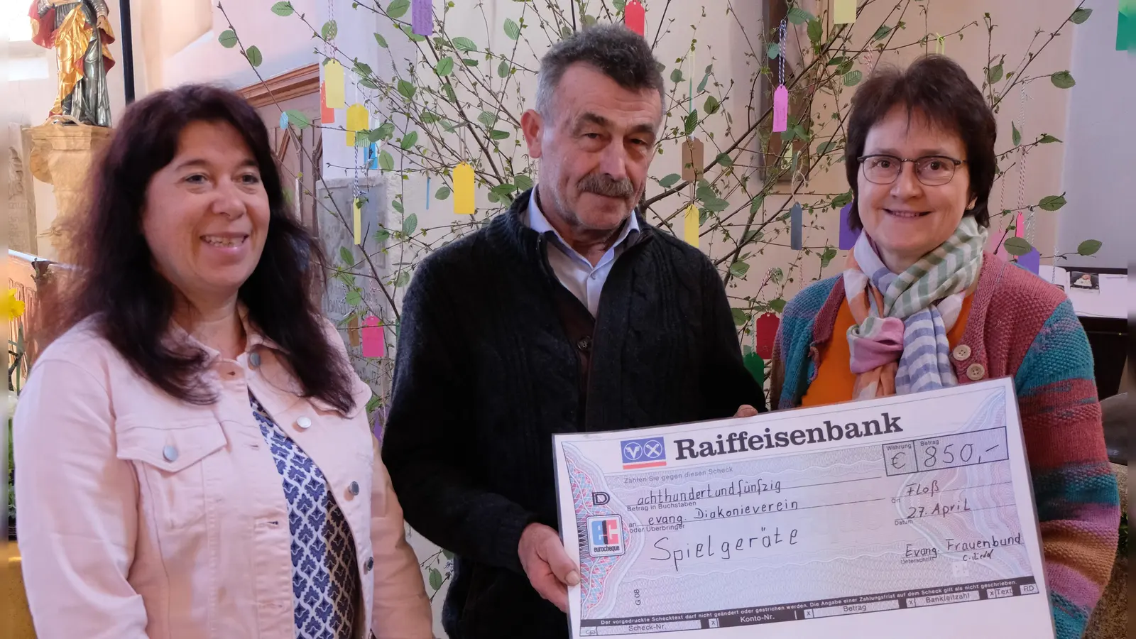 Mit einer Spende von 850 Euro wartete der evangelische Frauenbund durch Vorsitzenden Christa Riedel in der Jahreshauptversammlung gegenüber dem Diakonieverein auf, die von Vorsitzenden Manfred Venzl dankbar entgegengenommen wurde. (Bild: Fred Lehner)