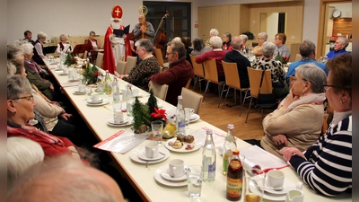 Mit seinem Besuch und einem tiefsinnigen Gedicht bereicherte der Nikolaus den Seniorennachmittag in Niedermurach. (Bild: Josef Böhm)