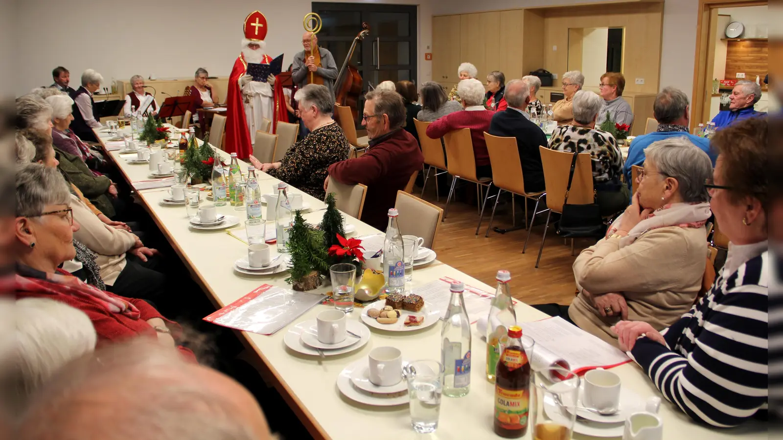 Mit seinem Besuch und einem tiefsinnigen Gedicht bereicherte der Nikolaus den Seniorennachmittag in Niedermurach. (Bild: Josef Böhm)