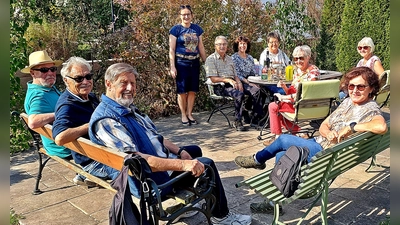Für eine willkommene Unterbrechung sorgte ein Zwischenstopp bei Stadträtin und Fraktionsvorsitzender Hildegard Ziegler. Später setzte eine Klangmeditation im Park am Turnerweg einen bewussten Kontrapunkt zur Wanderung.  (Bild: Edi Flenz)