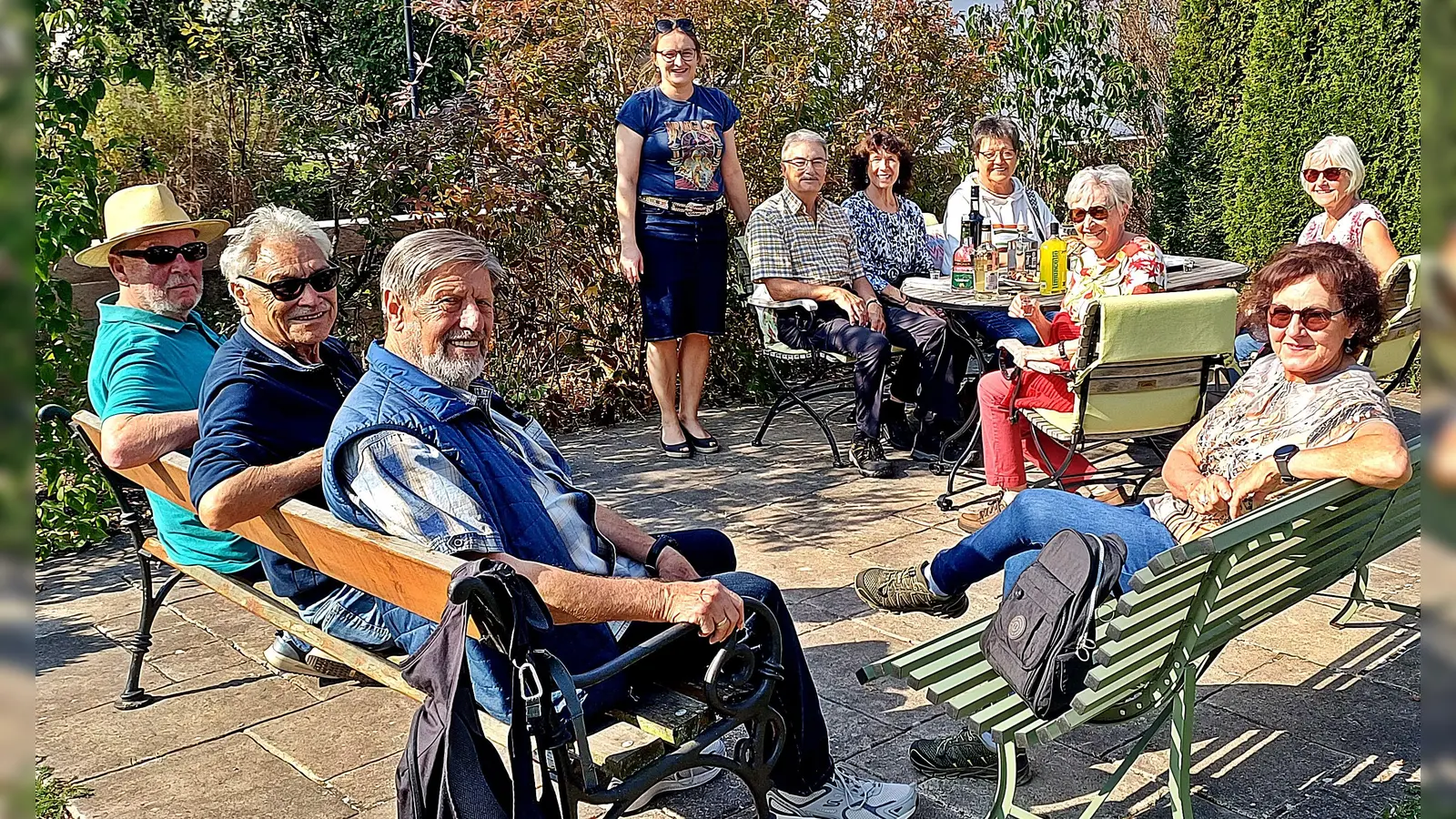 Für eine willkommene Unterbrechung sorgte ein Zwischenstopp bei Stadträtin und Fraktionsvorsitzender Hildegard Ziegler. Später setzte eine Klangmeditation im Park am Turnerweg einen bewussten Kontrapunkt zur Wanderung.  (Bild: Edi Flenz)