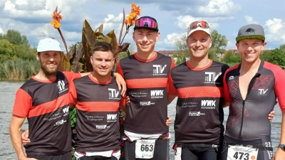 Die TV-Triathleten des TV Burglengenfeld stürmten im letzten Landesligarennen auf Rang 1 ins Ziel. V.l. Martin Stegerer, Felix Wagner, Michi Fuchs, Markus Süß, Tobias Zeller (Bild: Franz Pretzl)