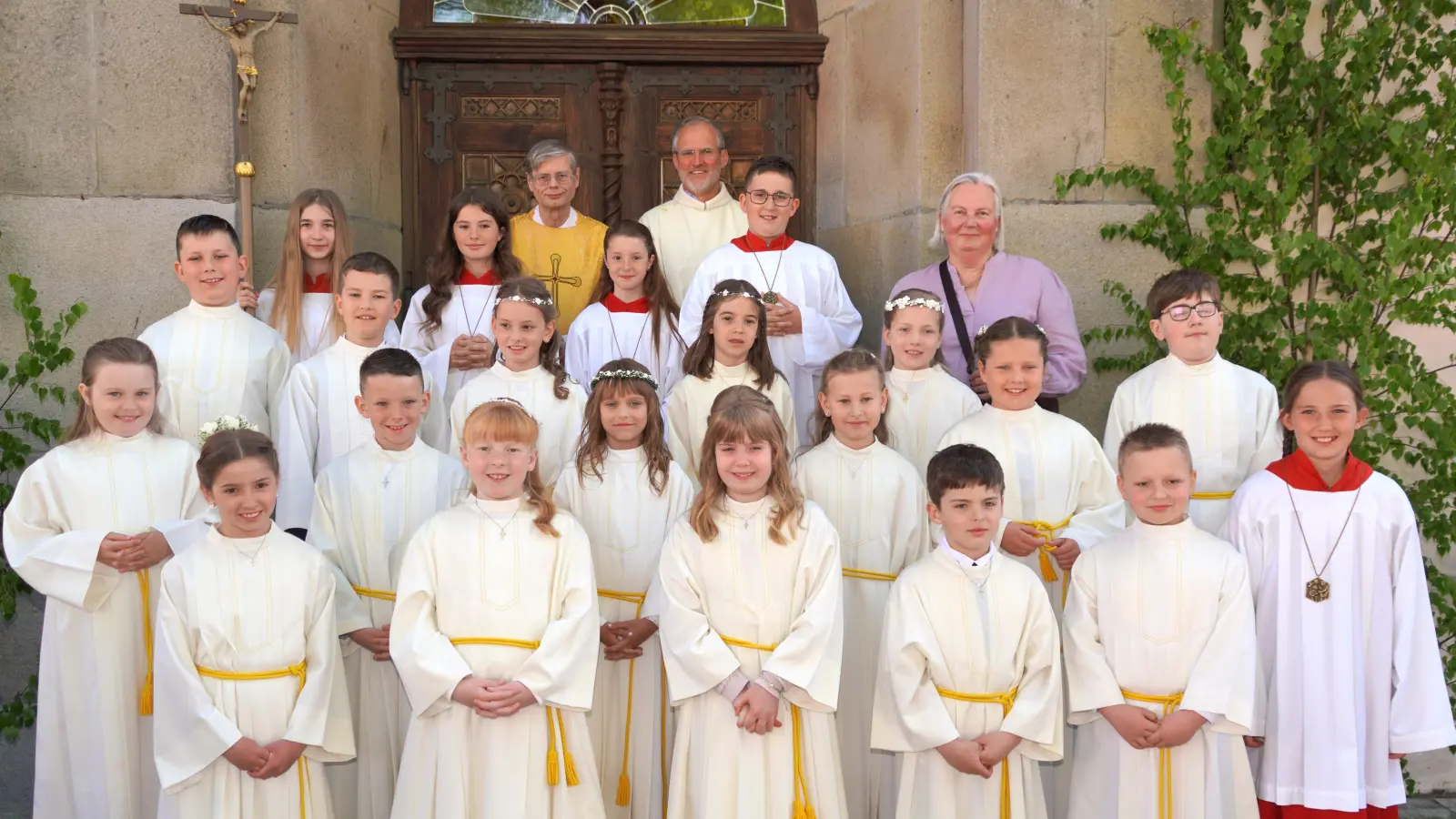 Die 16 Kommunionkinder der Pfarrei St. Sebastian mit Pfarrer Norbert Götz, Ministranten, Mesner Horst Pleyer und ihrer Klassenlehrerin und Schulleiterin Carina Hartwig. (Bild: Franz Völkl)