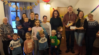 Auf dem Bild zu sehen von rechts nach links, Seniorenbeauftragte Gudrun Sirtl, Familienbeauftragte Diana Männer, Jürgen Klein sowie ein Teil der fleißigen Spender (Bild: Diana Männer)