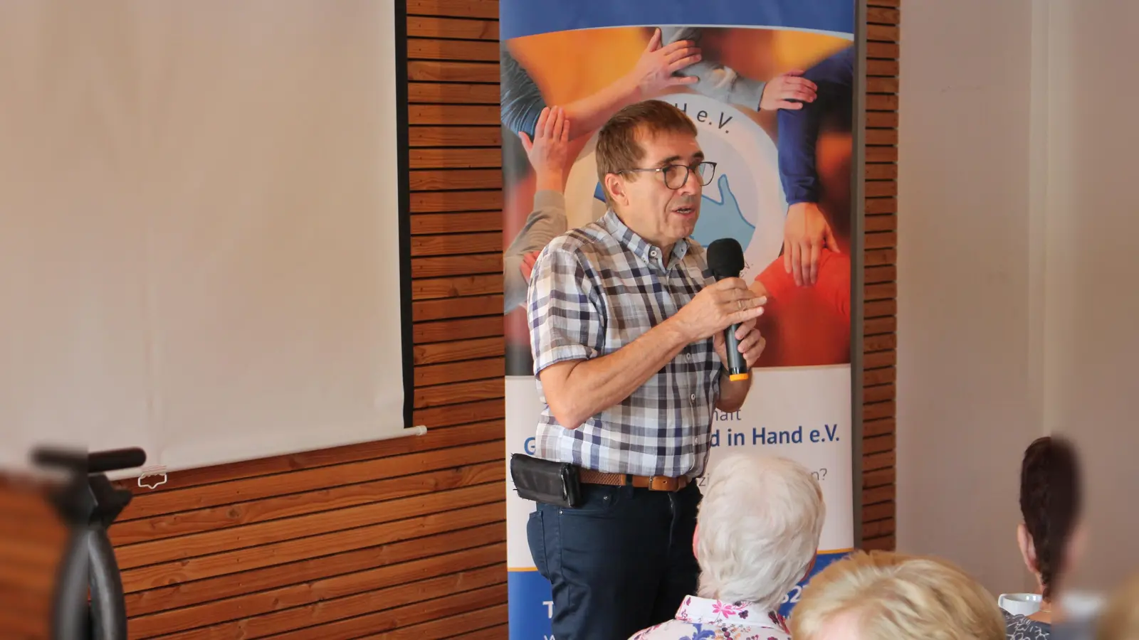 Lebendig und anschaulich erläuterte Neurologe Dr. Klaus Gebel die vielgestaltigen Erscheinungsformen demenzieller Krankheiten und gab Tipps für die Vorbeugung durch geistige und körperliche Aktivität sowie gesunde Ernährung. (Bild: Bernhard Piegsa)