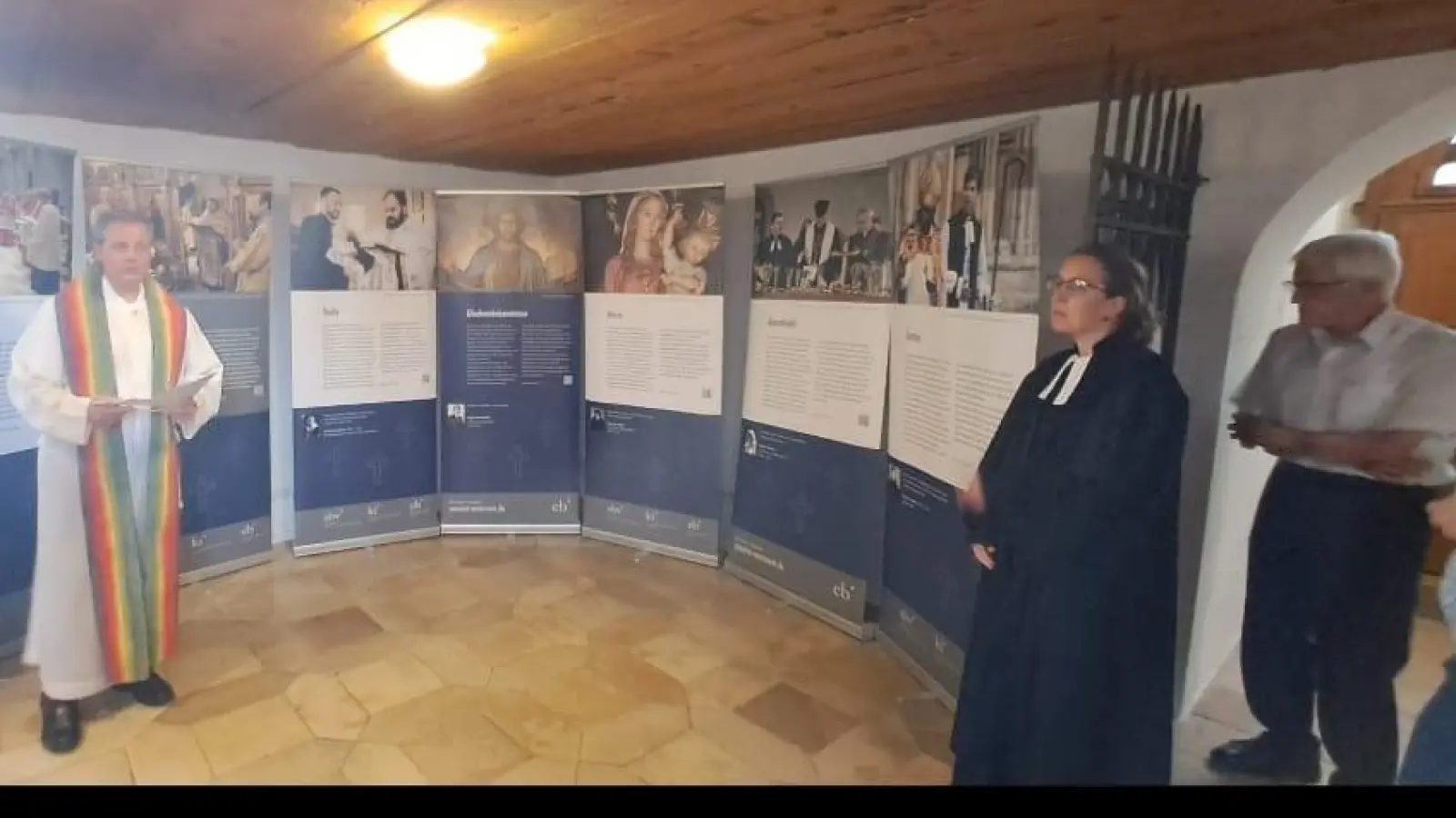 Pater Thomas Mühlberger eröffnet mit Parrerin Carmen Riebl die Ausstellung „Was eint, was trennt” (Bild: Elisabeth Koller)
