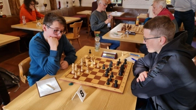 Nachwuchstalent Marco Schart (links) bei seinem Remis gegen Anatoli Vinogradov (Bild: Jürgen Zeitler)