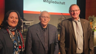 Der 1. Bevollmächtigte Udo Fechtner und die 2. Bevollmächtigte Sabrina Feige hatten die seltene Ehre, Adolf Dietl für 75 Jahre Mitgliedsschaft zur IG Metall zu gratulieren und sich für die jahrzehnte lange Treue zu bedanken. (Bild: Wolfgang Berndt)