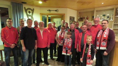 Bild. Armin Wittmann(6. von links) mit der neu gewählte Vorstandschaft und den Geehrten. Bürgermeister Reinhard Sollfrank (3. von links) gratulierte. (Bild: Johann Adam)