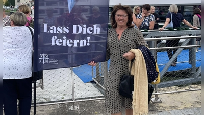 Maria Schlögl vor der Kristallkönigin. (Bild: Maria Schlögl)