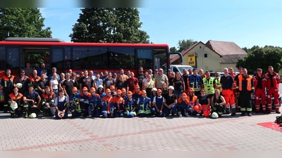 Zum Gelingen des Berufsfeuerwehrtages trugen neben den Jugendfeuerwehrlern auch die Jugendwarte und Ausbilder, die HvO Kaltenbrunn, die Wasserwacht Vilseck, die Verletztendarsteller, die Firmen Willax und Strobel Quarzsand sowie zahlreiche weitere Unterstützer bei. (Bild: Johannes Amann)