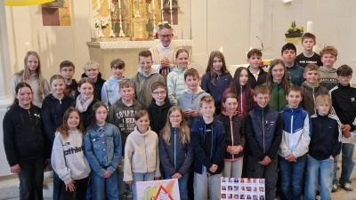 Die Firmkandidaten aus der Pfarreiengemeinschaft Waidhaus, Pleystein, Burkhardsrieth und Miesbrunn stellten sich in der Pfarrkirche Waidhaus der Gemeinde vor. Die Firmvorbereitung steht heuer unter dem Motto „#BaustelleLeben“. (Bild: Josef Kleber)