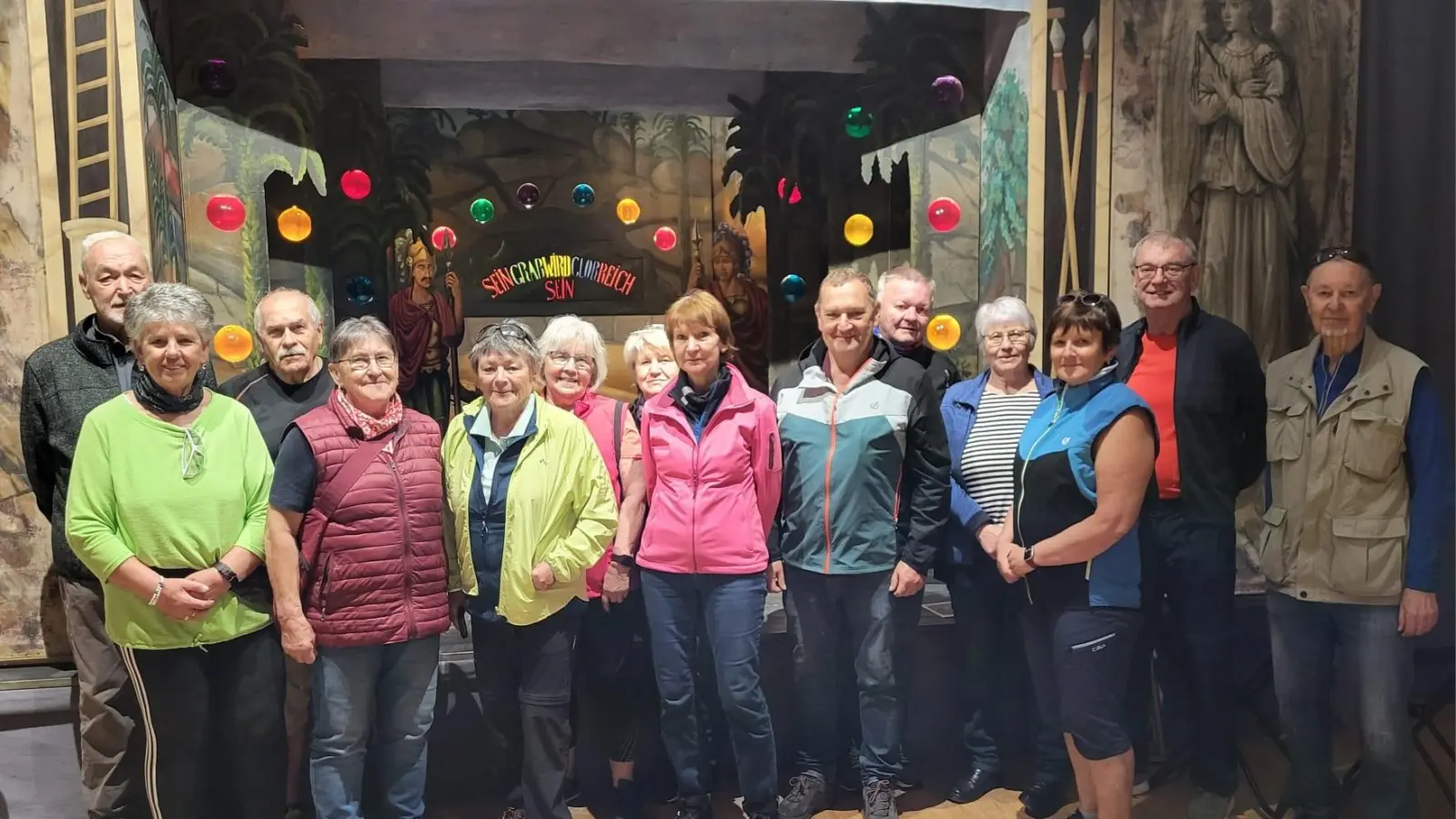 Kulisse vom Hl. Grab mit den Teilnehmern. (Bild: Gabi Ernst )