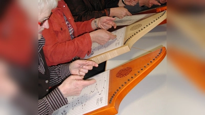 Veeh-Harfen-Kurs mit Advents- und Weihnachtsliedern (Bild: Hermann Veeh)