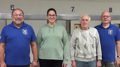 Die Bestplatzierten beim 113. Nussschießen v. l. 1. Platz Patrick Aizetmüller (i.V. Wolfgang Weiß), 3. Platz Jakob Wohlrab ( i.V. Corinna Wohlrab), 2. Platz Otto Seitz (Ehrenmitglied) und 1. Vorsitzender Martin Dietz (Bild: Max Bindl)