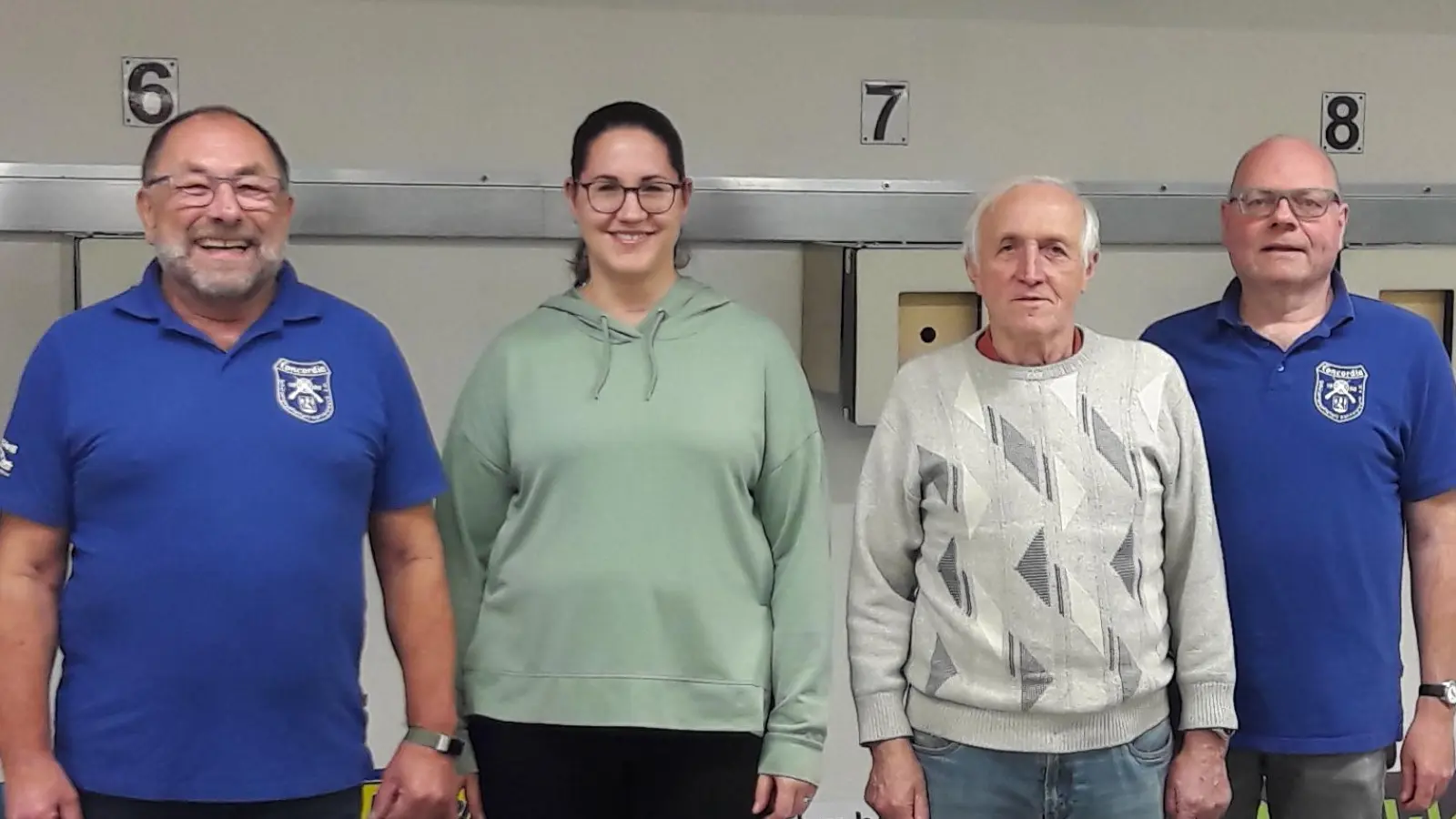 Die Bestplatzierten beim 113. Nussschießen v. l. 1. Platz Patrick Aizetmüller (i.V. Wolfgang Weiß), 3. Platz Jakob Wohlrab ( i.V. Corinna Wohlrab), 2. Platz Otto Seitz (Ehrenmitglied) und 1. Vorsitzender Martin Dietz (Bild: Max Bindl)