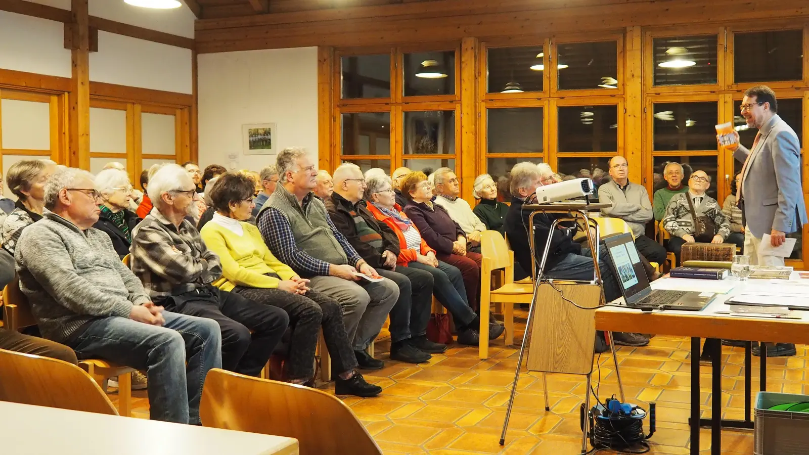 Kirchengeschichte-Experte Dr. Markus Lommer beim Vortrag bei den Tutzing-Freunden (Bild: Siegfried Bühner)