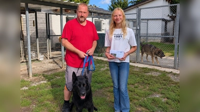 Antonia Müller, eine Schülerin der ehemaligen Klasse 6a, übergab am 1. Schultag des neuen Schuljahres die Spende an einen Mitarbeiter des Tierheims Tirschenreuth.  (Bild: Stefanie Müller (muellerstefanie@hans-scholl-rs.de))