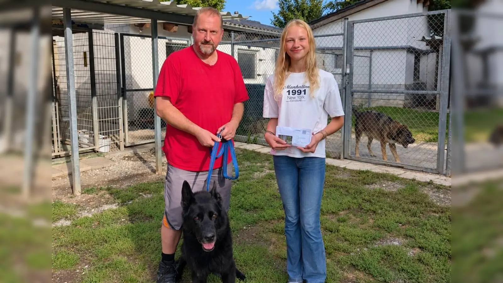 Antonia Müller, eine Schülerin der ehemaligen Klasse 6a, übergab am 1. Schultag des neuen Schuljahres die Spende an einen Mitarbeiter des Tierheims Tirschenreuth.  (Bild: Stefanie Müller (muellerstefanie@hans-scholl-rs.de))