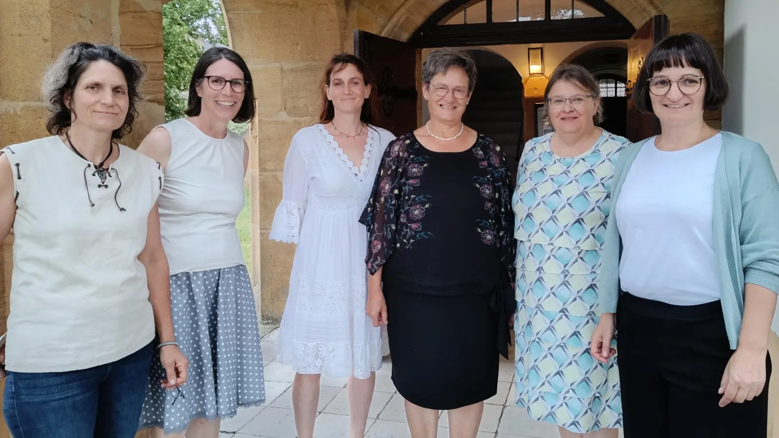 Das Team der Ruhepause: Katrin Wiesner, Ulrike Wiesner, Elke Wiesner, Renate Buchfelder und Gisela Prölß, sowie Enikö Nagy vom Frauenhaus Weiden (Bild: Rosi Uschold)