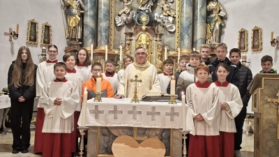 Am Christkönigssonntag wurden die neuen Ministranten der Pfarrei Rieden herzlich aufgenommen in die Pfarrfamilie. (Bild: Marion Hollweck)