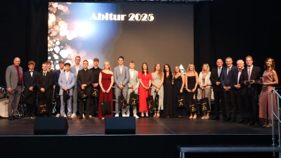 Die Schulleiter und Ehrengäste zeichnen die besten Absolventen des Jahrgangs 2025 der FOSBOS Marktredwitz aus: <br>13. Jahrgangsstufe: Antonia Bauer, Lorenz Herrmann, Andreas Moller, Sophie Patzina, Jonas Pöllmann, Noah Schindler, Silas Schmidt, David Smarsly.<br>12. Jahrgangsstufe: Jule Baumgärtel, Simone Eckert, Nele Hagspiel, Maximilian Heid, Felice Kreger, Tim Lutz, Jule Schulz, Michael Zwerenz. <br> (Bild: Dominik Krammer)