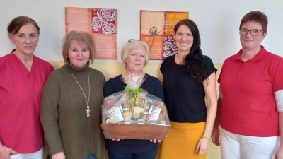 V.l. Stationsleitung Edeltraud Konopka, PDL Petra Laube, Lisa Grünbauer, PDL Tina Hösl und Stationsleitung Andrea Winkler. (Bild: Anita Greger)