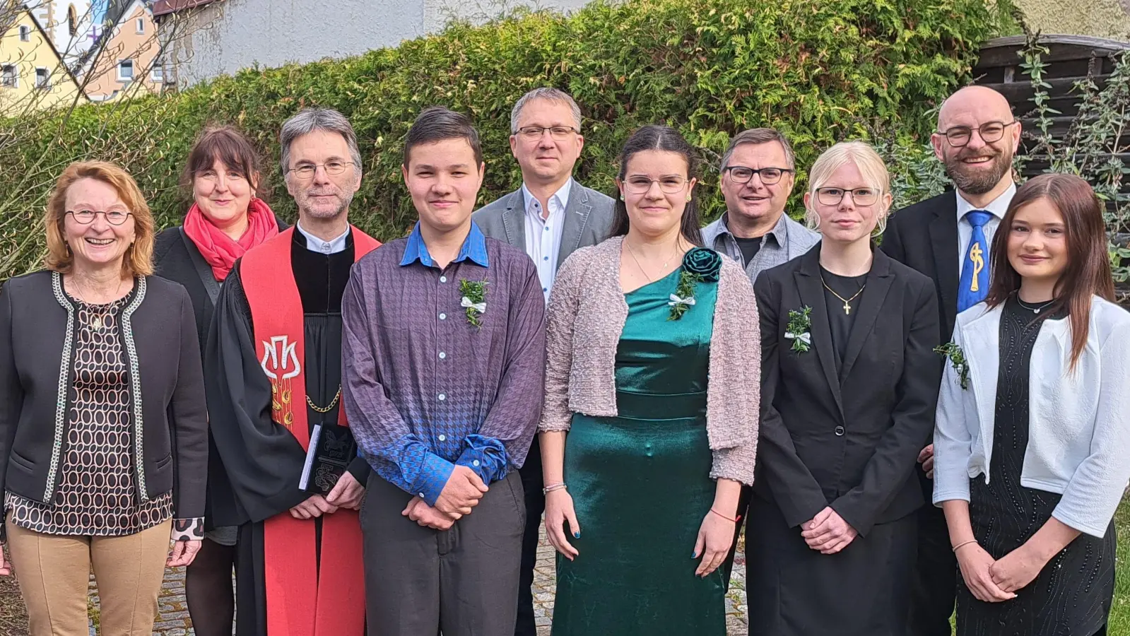 Die vier Konfirmandinnen und Konfirmand mit Pfarrer Andreas Ruhs und den Mitgliedern des Kirchenvorstandes (Bild: Annette Punzmann)
