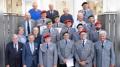 1. Reihe von links unten: Bez. Vorsitzender Horst Embacher, MdL Tobias Reiss, 1. Vorst. Reinhard Beer, Stefan Schneider, Norbert Bauer, Anton Stretz 2. Reihe von unten links: Vertreterin des Landrats Irmgard Zintl, Josef Zant, Bgm. Franz Schöner, Bernd Achatz, Rudi Kraus, Andreas Rösch, 3. Reihe von links: Josef Rösch, Reiner Eckert, Herbert Schicker, 1. Vorst. v. Patenverein SKK Griesbach Ludwig Gradl, Andreas Beer 4. Reihe von links: Salutkanonier Manfred Langner, Kreisvors. Ferdinand Lienerth, ehem. Salutkanonier Ludwig Grillmeier, Markus Kilian (Bild: Reinhard Beer)