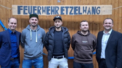 Die Anstrengung einer langen Pokernacht ist den Siegern am Ende schon ein bisschen anzusehen: Andreas Gebhard (Mitte) gewinnt das Turnier, gefolgt von Adam Plänitz (2. von links) und André Lutz (2. von rechts). Die Turnierleiter Richard Pilhofer (rechts) und Florian Hollederer (links) waren sehr zufrieden mit dem Verlauf und gratulierten den Siegern. (Bild: Robert Pilhofer)