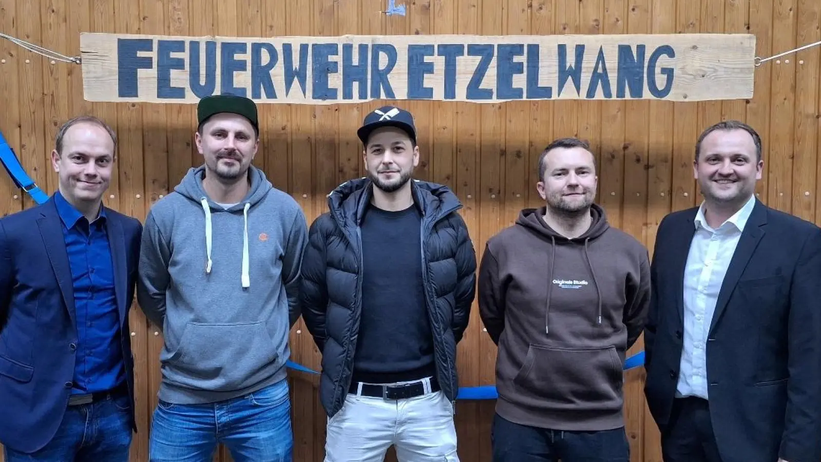 Die Anstrengung einer langen Pokernacht ist den Siegern am Ende schon ein bisschen anzusehen: Andreas Gebhard (Mitte) gewinnt das Turnier, gefolgt von Adam Plänitz (2. von links) und André Lutz (2. von rechts). Die Turnierleiter Richard Pilhofer (rechts) und Florian Hollederer (links) waren sehr zufrieden mit dem Verlauf und gratulierten den Siegern. (Bild: Robert Pilhofer)