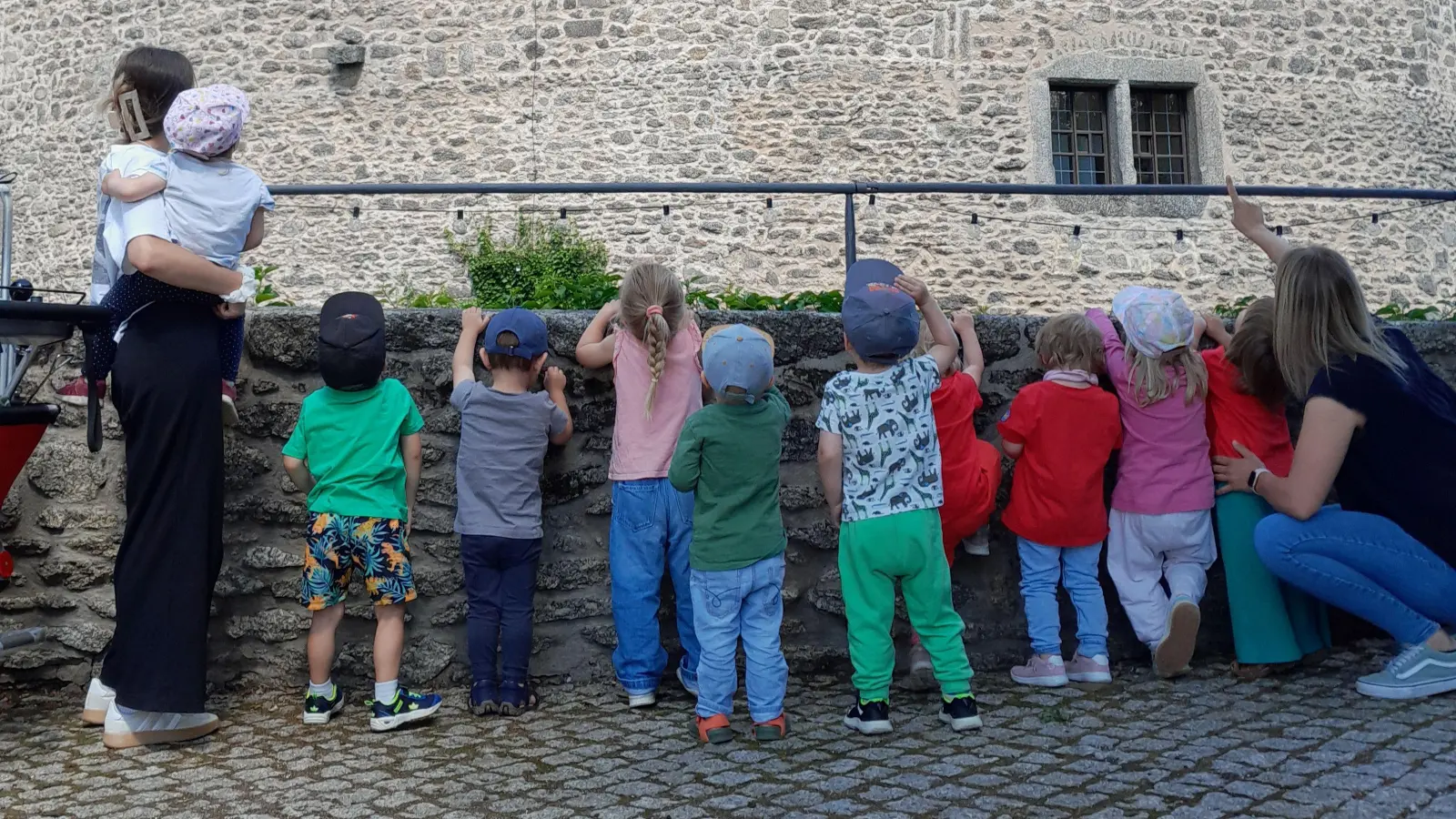 Krippenkinder bestaunen die Burg Falkenberg (Bild: Sarah Schieder)