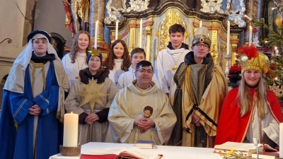 Abschlussgottesdienst am Dreikönigstag in Neuzirkendorf mit Pater Ivan Hamburg und den Sternsingern. (Bild: Ulrike Lehner)