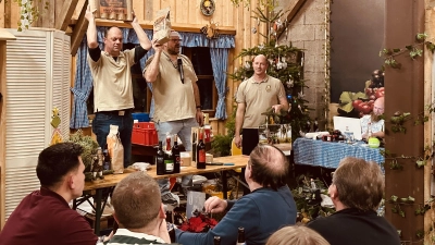 Christbaumversteigerung des OWV-Beidl im Busl-Hof mit Versteigerer Martin König, und Michael Vollath sowie Stafan Franz. (Bild: Alois Bauer)