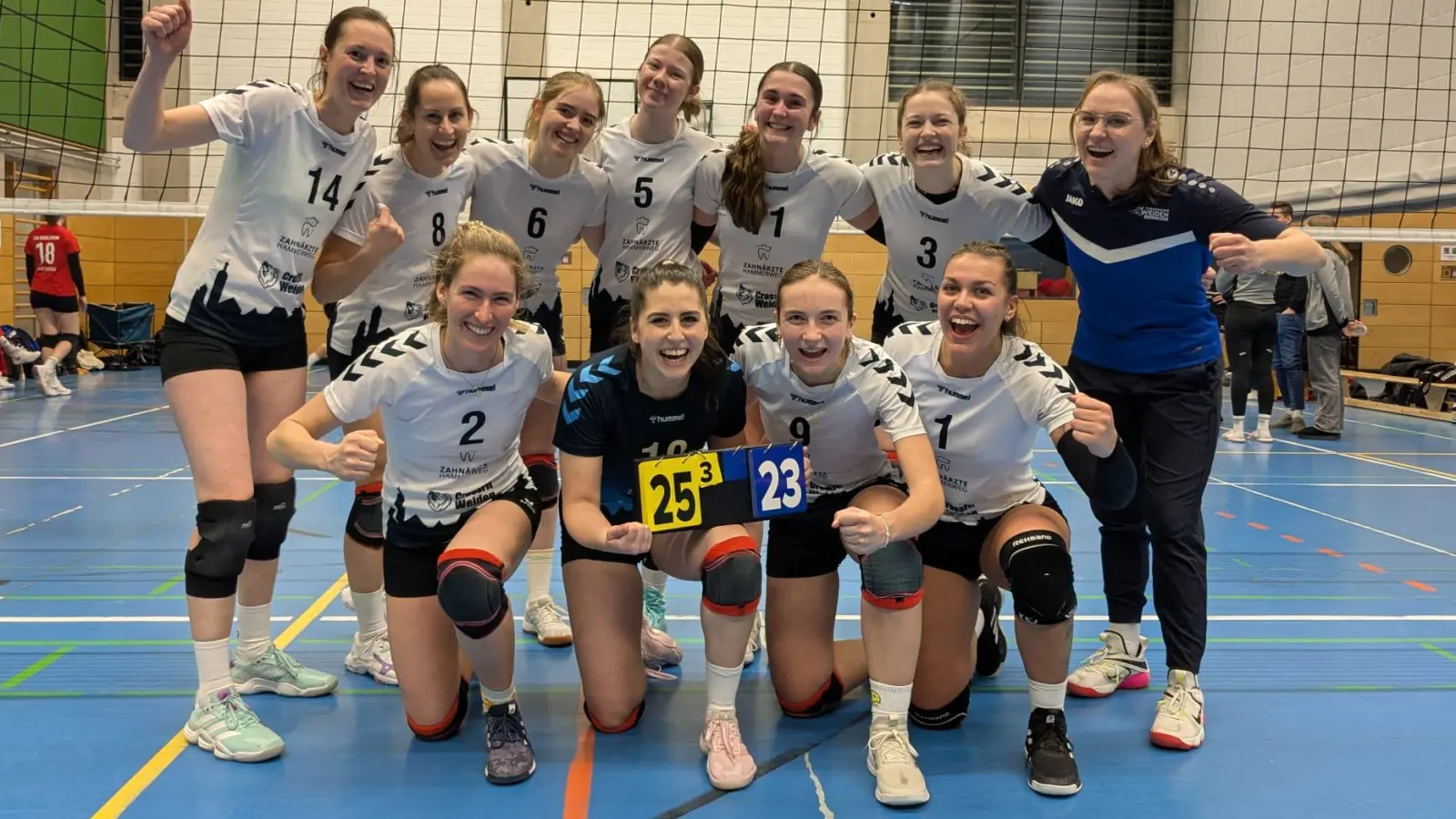 Die Volleyballerinen des TB Weiden freuen sich über 6 Punkte (Bild: Ursula Soderer)