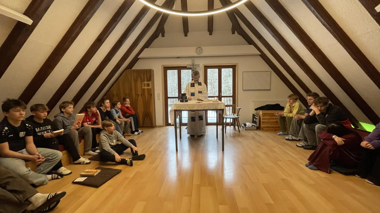 Bild Mitte: Helmut Brügel, Diözesankaplan der KSJ und Stadtpfarrer von Schnaittenbach, rechts<br>und links Jugendliche der KSJ Amberg. (Bild: Arno Diener)