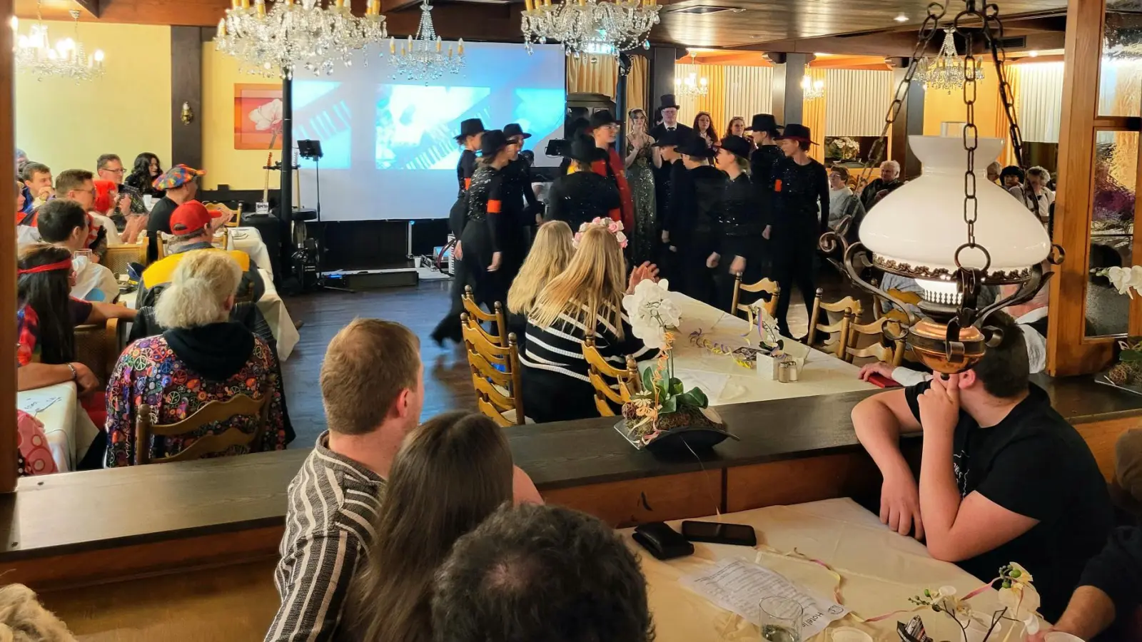 Auftritt der Prinzengarde Neustadt/WN auf dem Wurzer Feuerwehrball. (Bild: Sebastian Weidner)